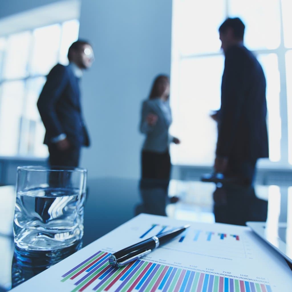 Equipo de profesionales en una oficina